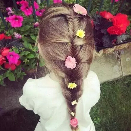 不要再為女兒扎羊角辮了 女孩好看的發(fā)型怎么扎？