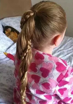 不要再為女兒扎羊角辮了 女孩好看的發(fā)型怎么扎？