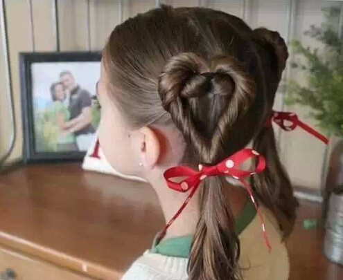 不要再為女兒扎羊角辮了 女孩好看的發(fā)型怎么扎？