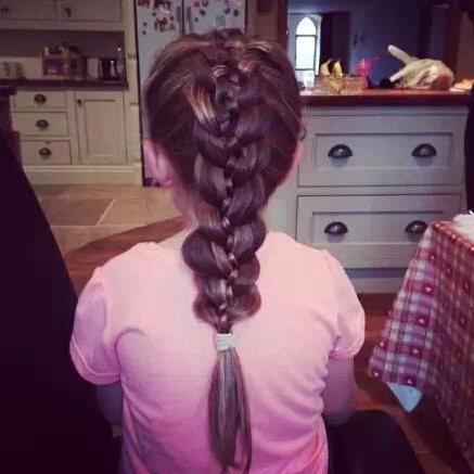 不要再為女兒扎羊角辮了 女孩好看的發(fā)型怎么扎？