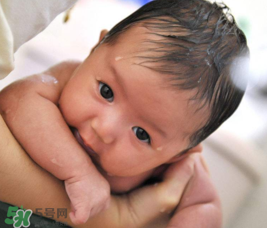 秋天嬰兒幾天洗一次澡？秋天嬰兒洗幾次澡？