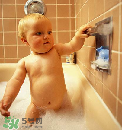 秋天嬰兒幾天洗一次澡？秋天嬰兒洗幾次澡？