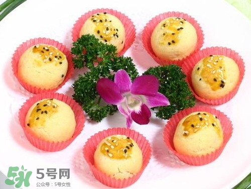 為什么蛋黃酥的皮很硬？蛋黃酥油皮太硬怎么辦？