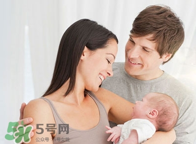 抱新生兒可以晃動(dòng)嗎？抱新生兒的正確方法圖