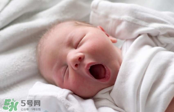 寶寶驚厥是什么癥狀？如何區(qū)別寶寶驚厥和驚跳？