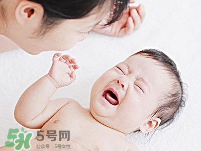 寶寶驚跳是什么癥狀？寶寶驚跳反應(yīng)怎么安撫？