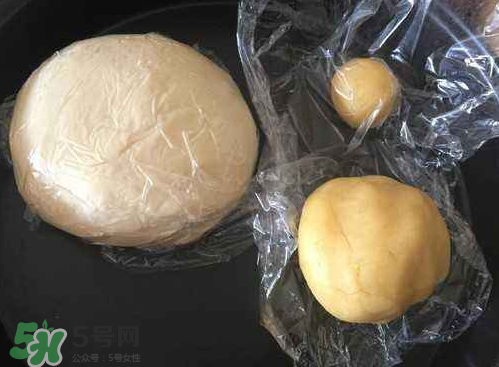 蛋黃酥油皮怎么揉出膜？蛋黃酥油皮不出膜怎么辦？