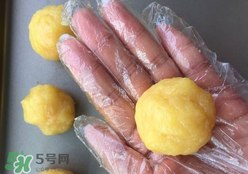 蛋黃酥油皮怎么揉出膜？蛋黃酥油皮不出膜怎么辦？