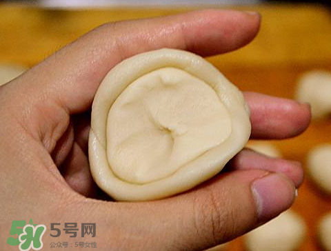 蛋黃酥油皮破了怎么辦？做蛋黃酥油皮破皮原因