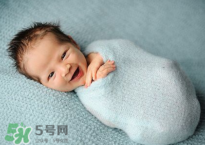 剪臍帶時(shí)寶寶會(huì)不會(huì)疼？剪臍帶寶寶疼嗎？