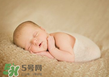 剪臍帶時(shí)寶寶會(huì)不會(huì)疼？剪臍帶寶寶疼嗎？