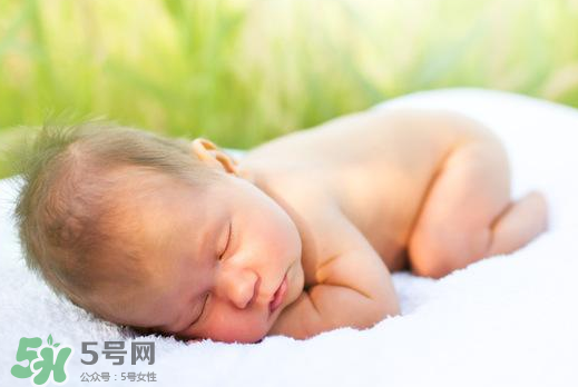 寶寶曬太陽后出濕疹正常嗎？寶寶曬太陽會出濕疹嗎？