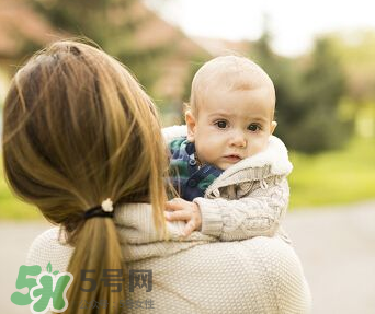 寶寶曬太陽后出濕疹正常嗎？寶寶曬太陽會出濕疹嗎？