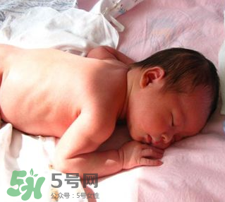 寶寶曬太陽后出濕疹正常嗎？寶寶曬太陽會出濕疹嗎？