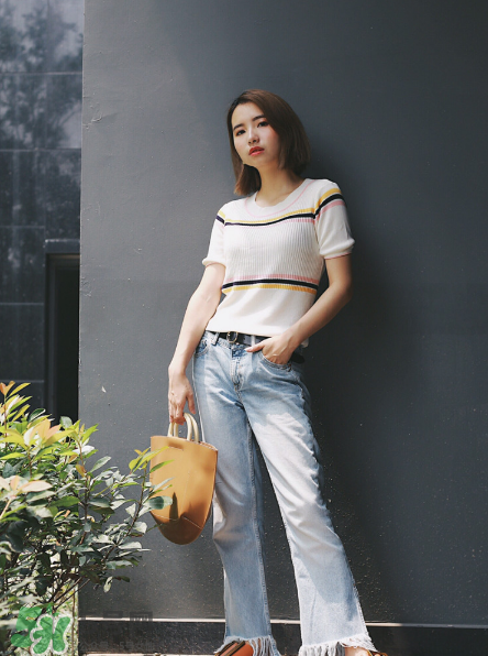 牛仔褲怎么搭配最好看？牛仔褲搭配什么上衣？