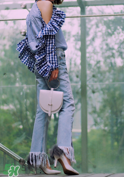 牛仔褲怎么搭配最好看？牛仔褲搭配什么上衣？