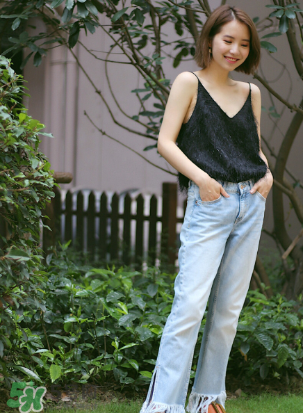 牛仔褲怎么搭配最好看？牛仔褲搭配什么上衣？