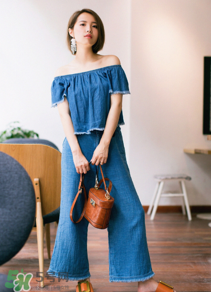 牛仔褲怎么搭配最好看？牛仔褲搭配什么上衣？