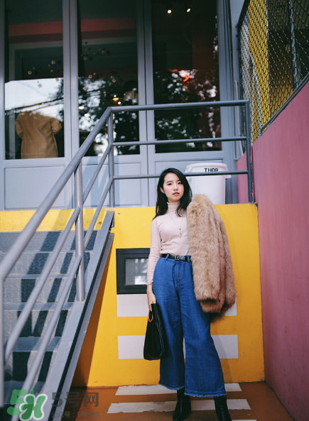 牛仔褲怎么搭配最好看？牛仔褲搭配什么上衣？