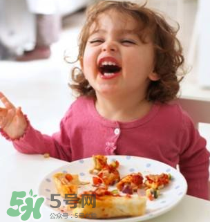 怎么培養(yǎng)寶寶自己吃飯？如何培養(yǎng)寶寶自己吃飯