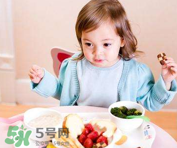 怎么培養(yǎng)寶寶自己吃飯？如何培養(yǎng)寶寶自己吃飯