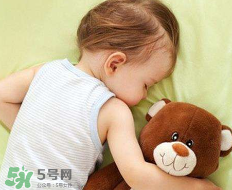 怎么樣培養(yǎng)寶寶自己入睡？怎么樣培養(yǎng)寶寶整夜睡覺？