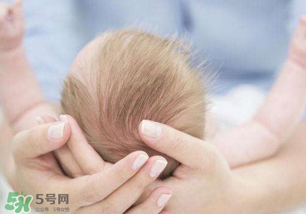 新生寶寶幾個月可以豎著抱？寶寶豎著抱的正確姿勢