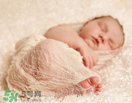 寶寶剛出生可以喝奶粉嗎？剛出生的寶寶喝多少奶粉？