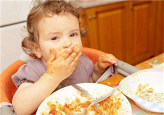 怎么培養(yǎng)寶寶自己吃飯？如何培養(yǎng)寶寶自己吃飯