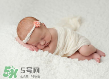 寶寶驚跳是什么癥狀？寶寶驚跳反應(yīng)怎么安撫？