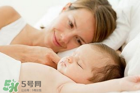 新生寶寶幾個月可以豎著抱？寶寶豎著抱的正確姿勢