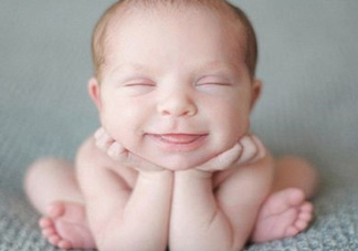 寶寶剛出生可以喝奶粉嗎？剛出生的寶寶喝多少奶粉？