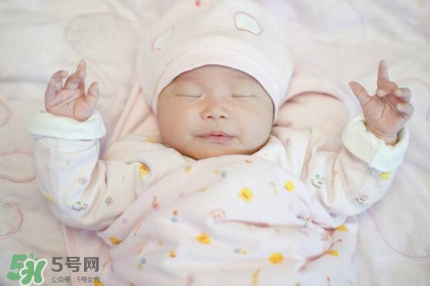 寶寶剛出生可以喝奶粉嗎？剛出生的寶寶喝多少奶粉？