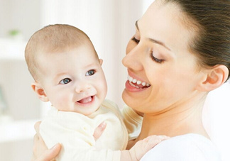 新生寶寶幾個(gè)月可以豎著抱？寶寶豎著抱的正確姿勢(shì)