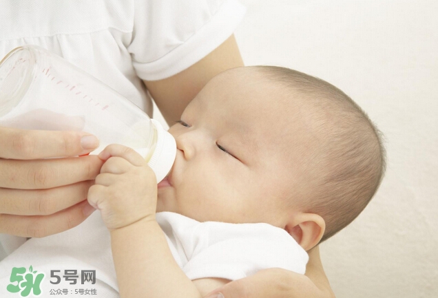 新生兒吐奶是什么原因？新生兒吐奶從鼻子出來怎么回事？