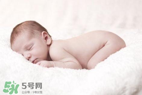 寶寶驚跳是什么癥狀？寶寶驚跳反應(yīng)怎么安撫？