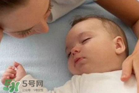 寶寶驚跳反應什么時候消失？寶寶驚跳反射太頻繁怎么辦？