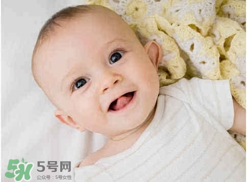 寶寶剛出生可以喝奶粉嗎？剛出生的寶寶喝多少奶粉？