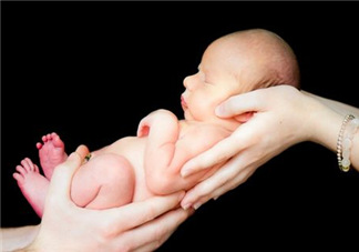 剪臍帶時寶寶會不會疼？剪臍帶寶寶疼嗎？