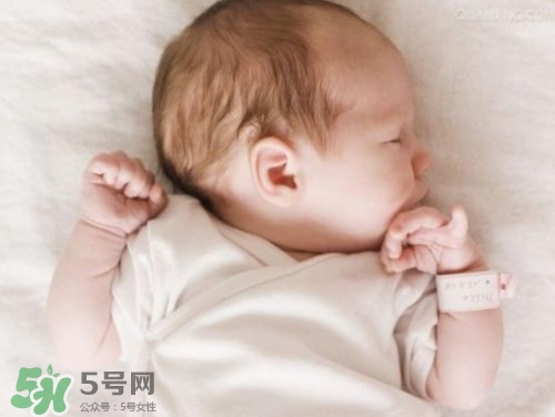 寶寶驚跳反應什么時候消失？寶寶驚跳反射太頻繁怎么辦？