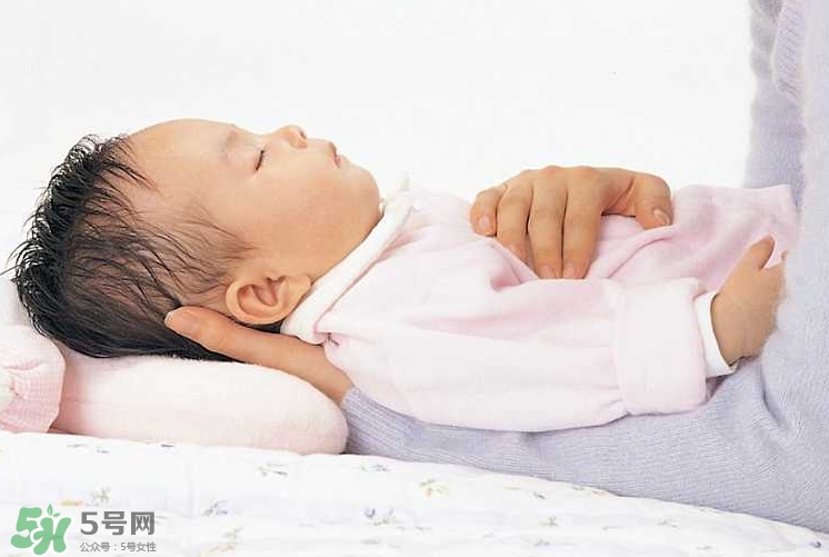 新生寶寶怎么抱？新生寶寶可以豎著抱嗎？