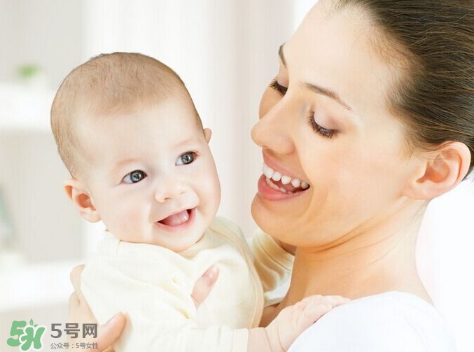 新生寶寶幾個月可以豎著抱？寶寶豎著抱的正確姿勢