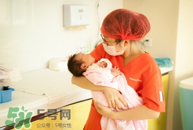 抱新生兒可以晃動(dòng)嗎？抱新生兒的正確方法圖