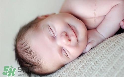 寶寶驚跳反應什么時候消失？寶寶驚跳反射太頻繁怎么辦？