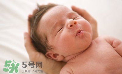 新生兒吐奶是什么原因？新生兒吐奶從鼻子出來怎么回事？