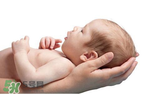 寶寶剛出生可以喝奶粉嗎？剛出生的寶寶喝多少奶粉？