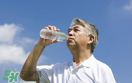 國家飲用水標(biāo)準(zhǔn)是什么？飲用水和礦泉水的區(qū)別