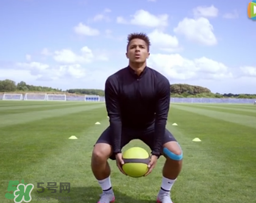 藥球深蹲怎么做？藥球深蹲訓練方法