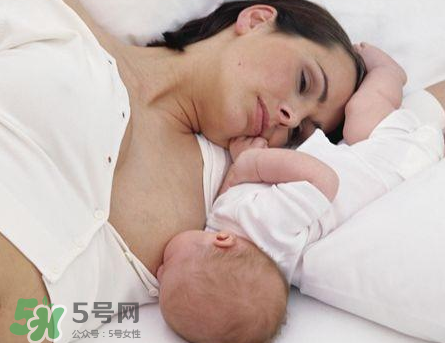 新生兒嗜睡吃奶量少要緊嗎？新生兒吃奶量少怎么辦？