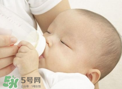 新生兒嗜睡吃奶量少要緊嗎？新生兒吃奶量少怎么辦？